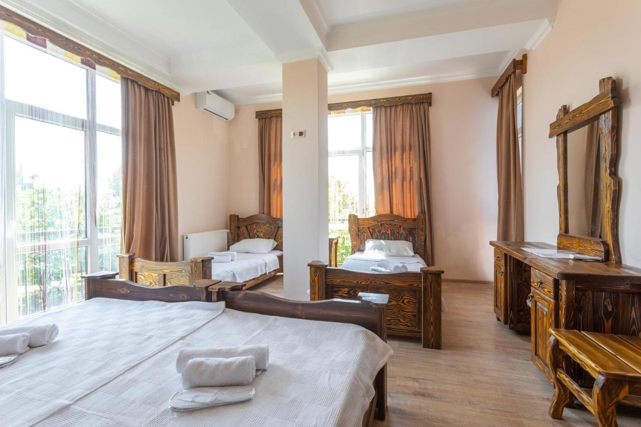 Hotel Phasis クタイシ エクステリア 写真